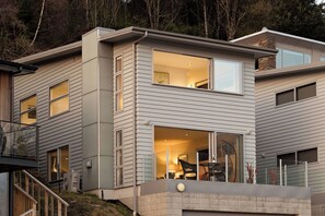 Exterior detail - Lake Views on De La Mare Place, 3 BDR, Free Wi-Fi (Queenstown)