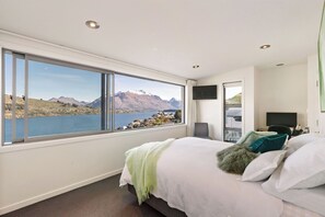 3 bedrooms, iron/ironing board, travel cot, free WiFi - Lake Views on De La Mare Place, 3 BDR, Free Wi-Fi (Queenstown)