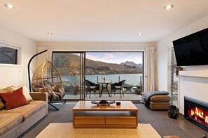 Smart TV, fireplace, books - Lake Views on De La Mare Place, 3 BDR, Free Wi-Fi (Queenstown)