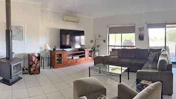 TV connectée, cheminée, jeux vidéo, baby-foot