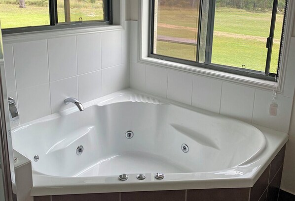 Baignoire, baignoire à remous, séchoir à cheveux, serviettes fournies