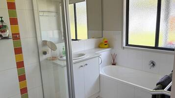 Baignoire, sĂšche-cheveux, serviettes fournies, savon