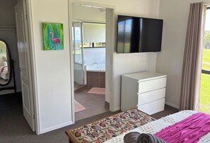 6 bedrooms, desk, iron/ironing board, free WiFi