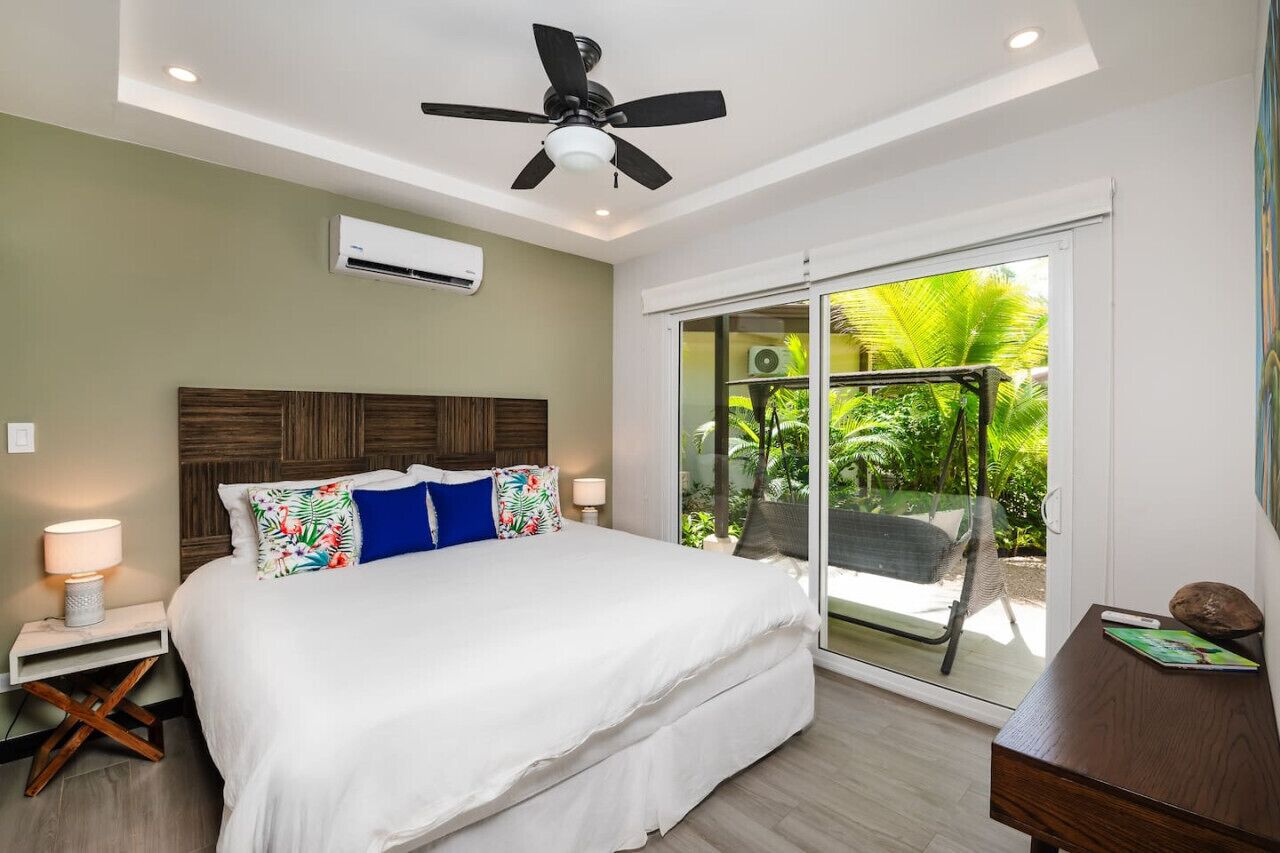 Een bureau, een strijkplank/strijkijzer, reisbedje, wifi