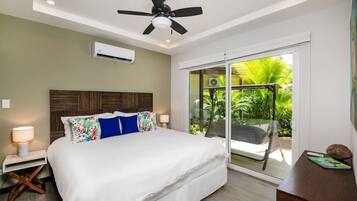 Een bureau, een strijkplank/strijkijzer, reisbedje, wifi