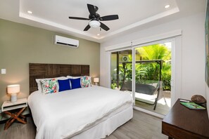 Een bureau, een strijkplank/strijkijzer, reisbedje, wifi