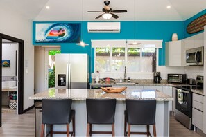 Een koelkast, een magnetron, een oven, een kookplaat