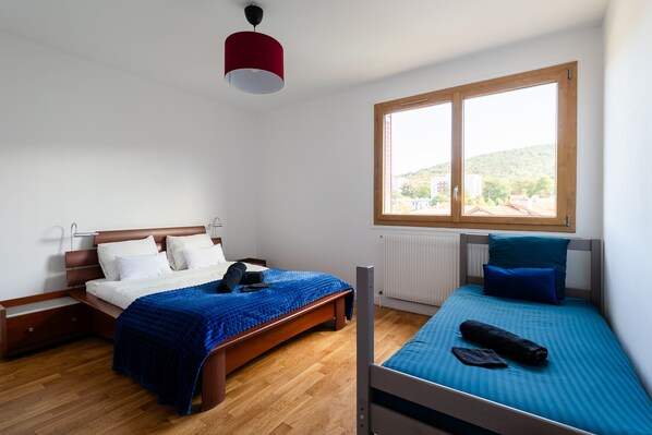 7 bedrooms, desk, soundproofing, iron/ironing board