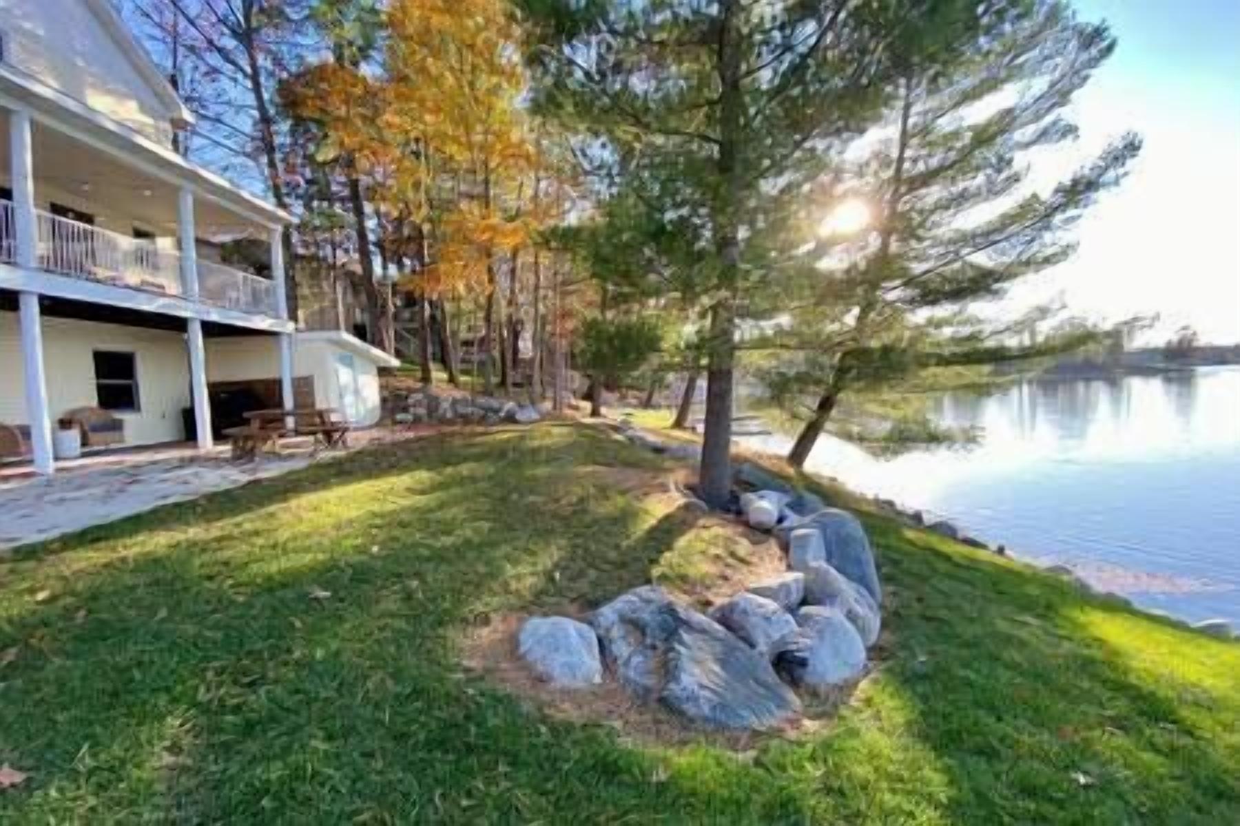 Lakefront home w/connecting bunkhouse - sleeps 20+