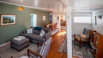 Traditional Cottage | Living area | 42-inch flat-screen TV with digital channels, TV