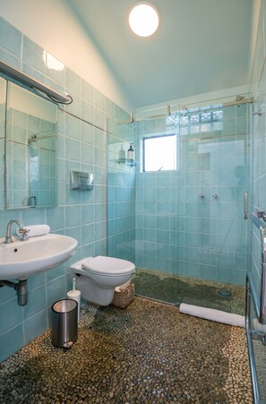 Cottage truyền thống | Phòng tắm | Buồng tắm vòi sen, vòi sen phun mưa, đồ dùng nhà tắm miễn phí