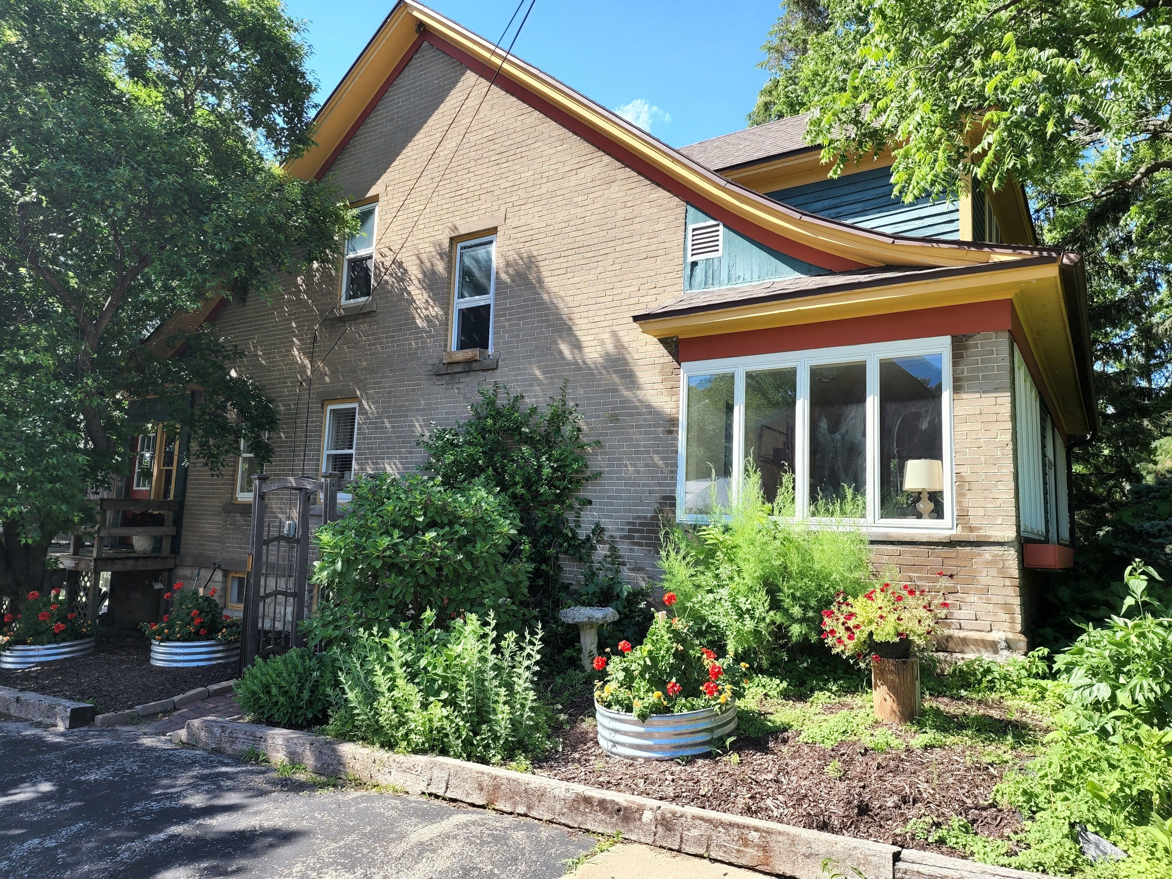 Charming Farmhouse-Atmosphere of warmth & character. Be Tranquil. Be Happy Here!