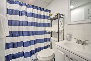 Combined shower/bathtub, hair dryer, towels