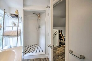 Duschwanne, Haartrockner, Handtücher