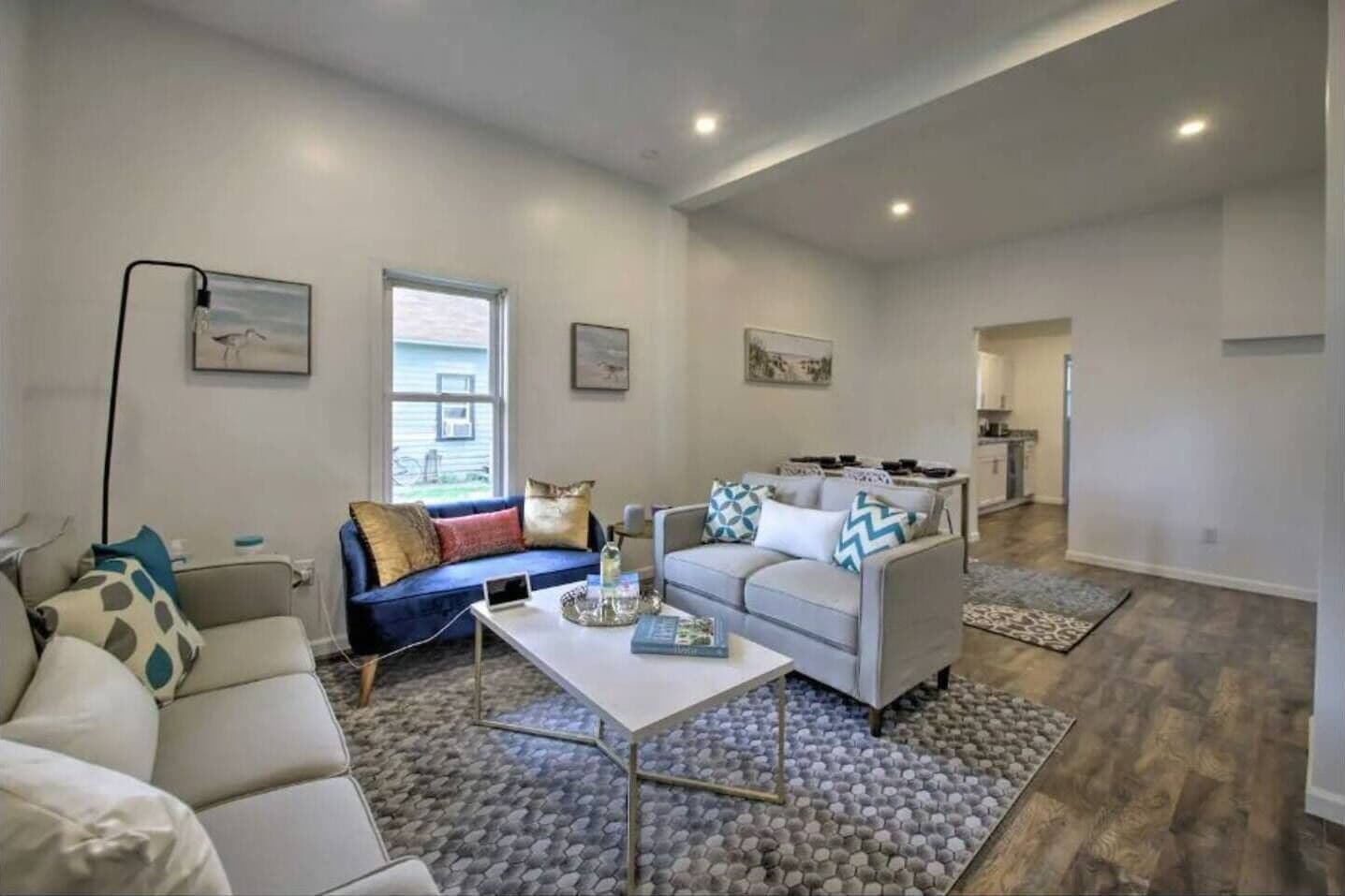 Een smart-tv en boeken