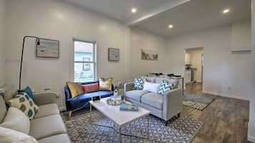 Een smart-tv en boeken