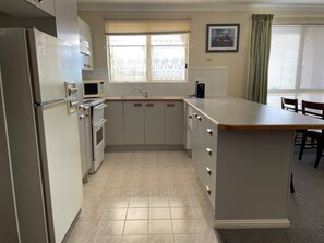 Réfrigérateur, micro-ondes, four, lave-vaisselle