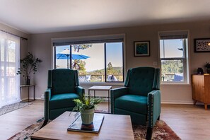 تلفزيون ذكي، مدفأة، كُتُب