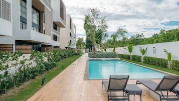 2 piscines a l'aire lliure i gandules