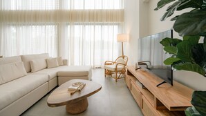 Leilighet | Oppholdsområde | En 55-tommers smart-TV med digitale kanaler samt Netflix