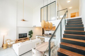 Appartement | Woonruimte | Een 55-inch smart-tv met digitale zenders, Netflix en streamingdiensten