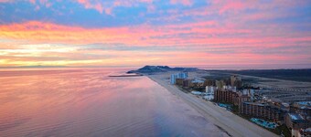 Affordable & Super Modern 2 Bed Condo - Close To the Beach