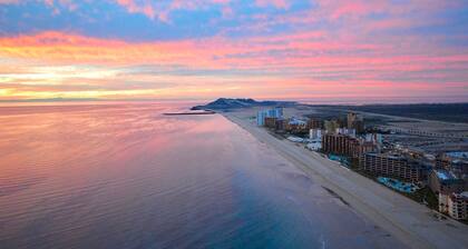 Affordable & Super Modern 2 Bed Condo - Close To the Beach