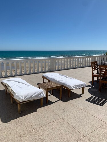 Upscale Modern Beachfront Beauty 4 bedroom