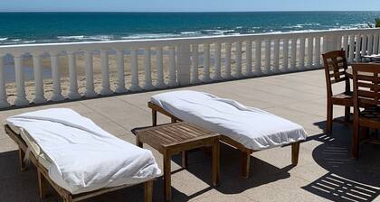 Upscale Modern Beachfront Beauty 4 bedroom