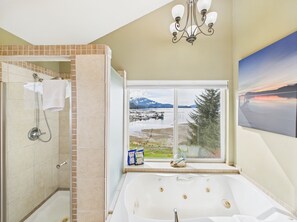 Combined shower/bathtub, jetted bath, hair dryer, towels
