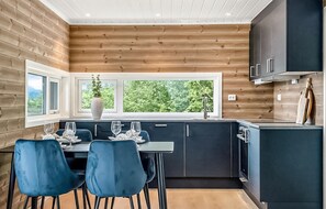 Jääkaappi, uuni, liesi, astianpesukone