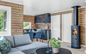 Smart TV, fireplace - Awesome home in Gjemnes with WiFi (Gjemnes)