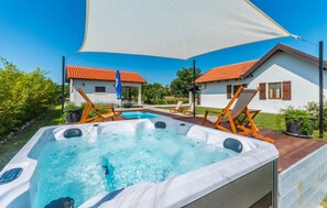 Bain à remous extérieur