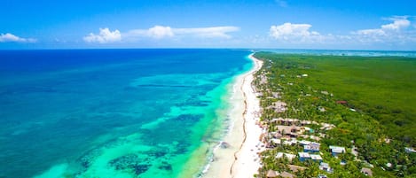 Una spiaggia nelle vicinanze, teli da spiaggia