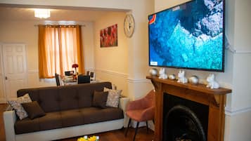 Smart TV, fireplace