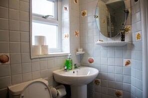 Shower, towels, soap, toilet paper - Superb 3 bedroom house (Northampton)