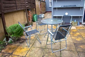 Outdoor dining - Superb 3 bedroom house (Northampton)