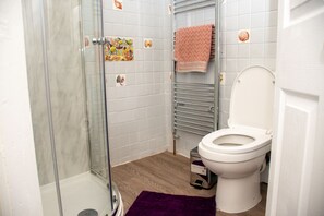 Shower, towels, soap, toilet paper - Superb 3 bedroom house (Northampton)