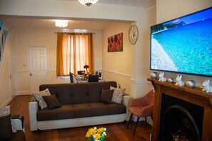 Una Smart TV, una chimenea