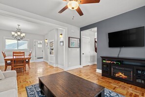 Smart TV, fireplace, video games - Award Winning Historic Remodeled 1907 Four Square (Everett)