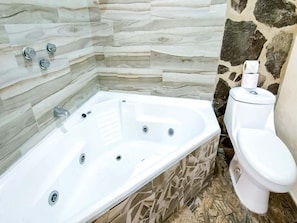 Quarto tradicional | Banheiro | Secador de cabelo, toalhas de banho, sabonete, shampoo