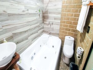 Family Villa | Bathroom | Hair dryer, towels, soap, shampoo - Hotel Spa el Gran Coral By Rotamundos (Jocotepec)