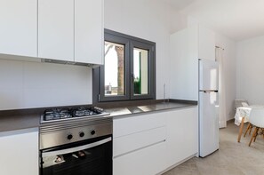 Fridge, microwave, oven, stovetop - YourHouse Goet, villa with private pool (Sa Pobla)