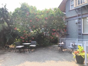 Outdoor dining - Charming Suite in Heritage Manor, Free Parking (Victoria)