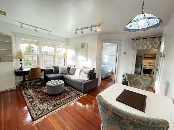 TV - Charming Suite in Heritage Manor, Free Parking (Victoria)