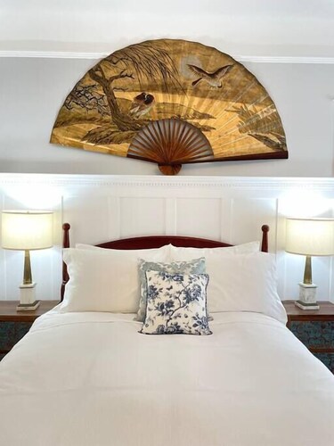 Bachelor Suite in Heritage Manor, Fairfield