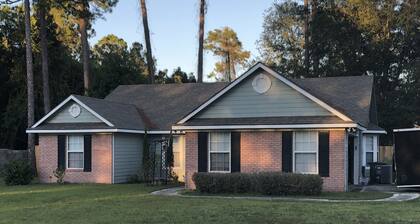 Quiet, comfy home - 3BR w/ Spa Bath & Fenced Yard – Ideal for Extended Stays