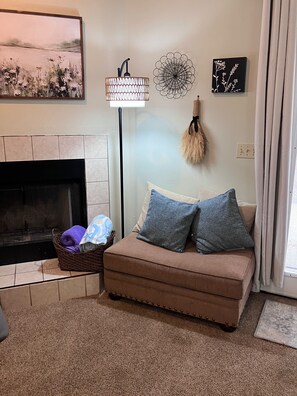 Smart TV - Renovated 3BR  Spa Bath + Fenced Yard  Near Kings Bay & I-95  Extended Stays (Kingsland)