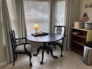 Dining - Renovated 3BR  Spa Bath + Fenced Yard  Near Kings Bay & I-95  Extended Stays (Kingsland)