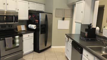 Réfrigérateur, micro-ondes, plaque de cuisson, lave-vaisselle